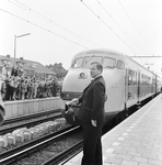 824995 Afbeelding van de opening van het N.S.-station Utrecht Overvecht te Utrecht, met op de voorgrond J.H. ...